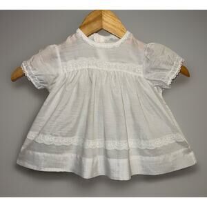 VTG Baby Girl White Lace Trim Dress 6–9M 60s 70s Short Sleeve Back Buttons Cute